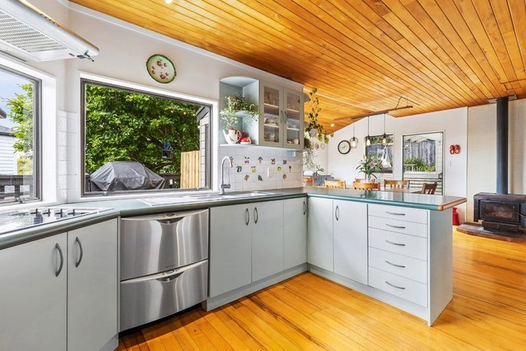 Photo of property in 1/283 East Coast Road, Mairangi Bay, Auckland, 0630