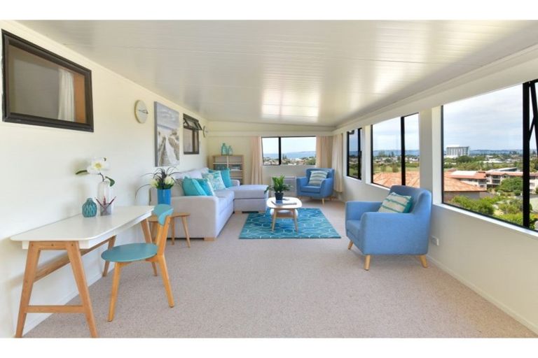 Photo of property in 1 Orewa Heights Crescent, Orewa, 0931