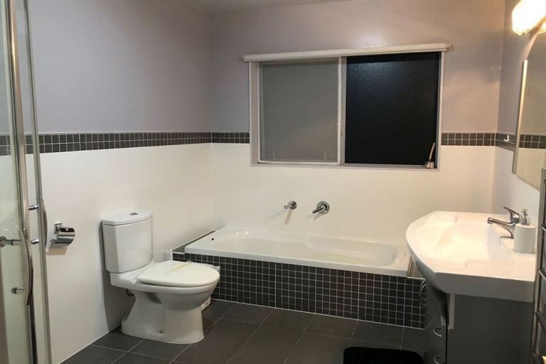 Photo of property in 12 Catlins Place, Fairview Heights, Auckland, 0632