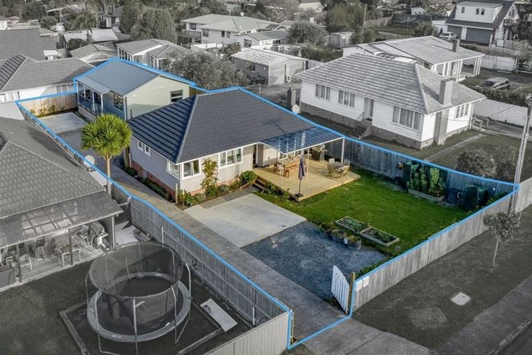 Photo of property in 67 Roberts Road, Te Atatu South, Auckland, 0610