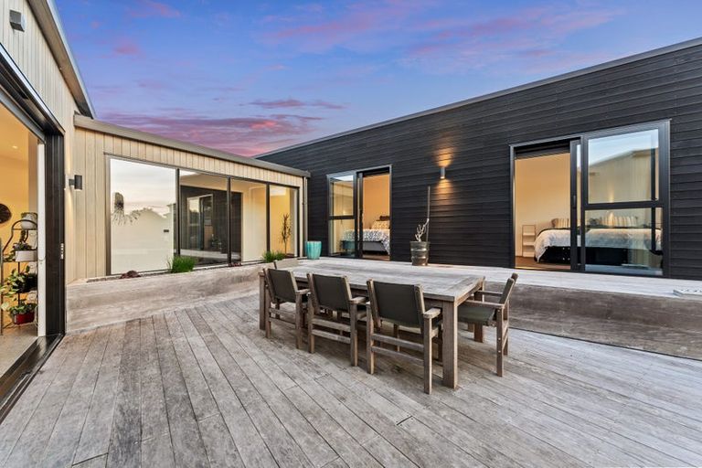 Photo of property in 7 Laguna Place, Matakatia, Whangaparaoa, 0930