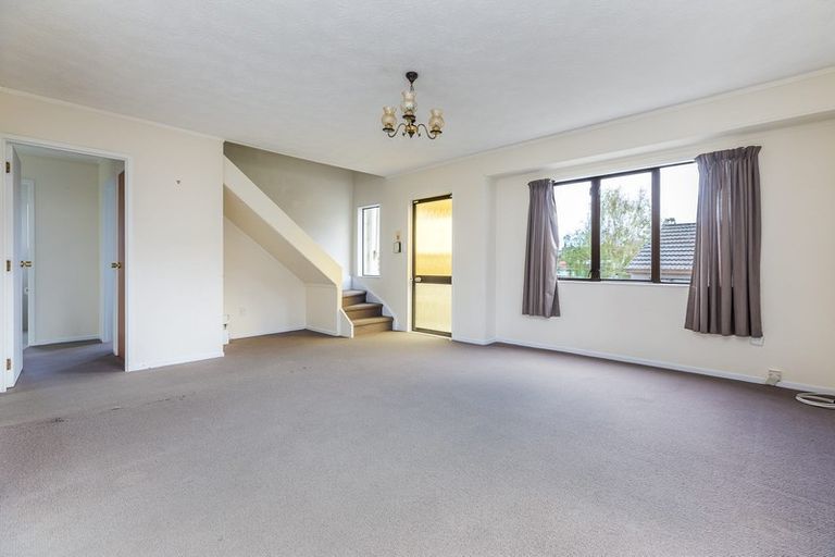 Photo of property in 2/24 Thalia Place, Totara Vale, Auckland, 0629