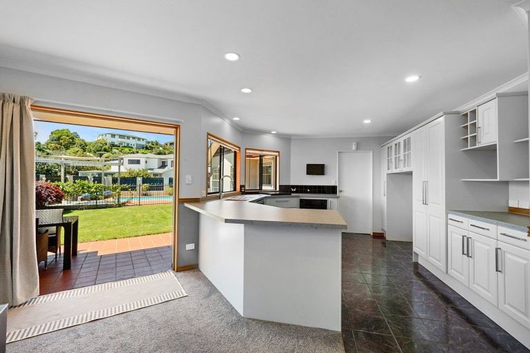 Photo of property in 11 Shelter Grove, Frankleigh Park, New Plymouth, 4310