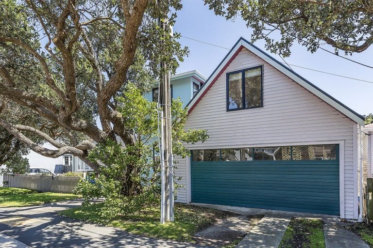 Photo of property in 302 The Parade, Island Bay, Wellington, 6023