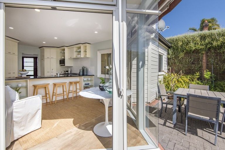 Photo of property in 2/14 Bayview Road, Hauraki, Auckland, 0622