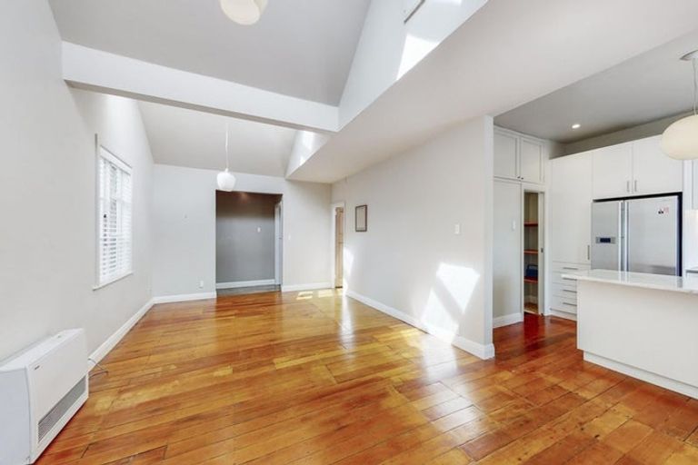 Photo of property in 19 Scarborough Terrace, Mount Victoria, Wellington, 6011