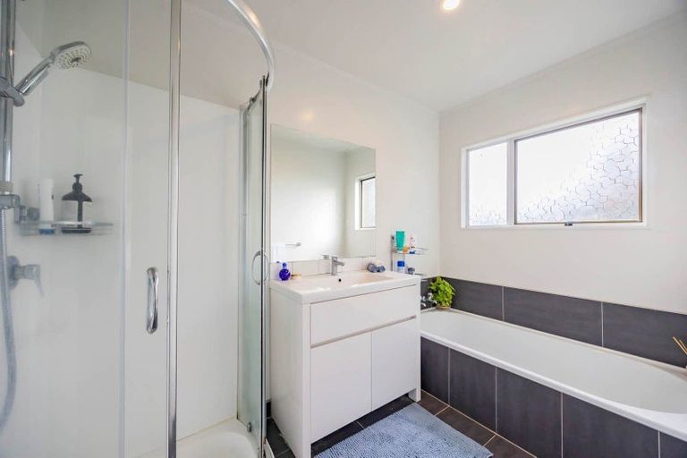 Photo of property in 1/307a Wairau Road, Totara Vale, Auckland, 0627