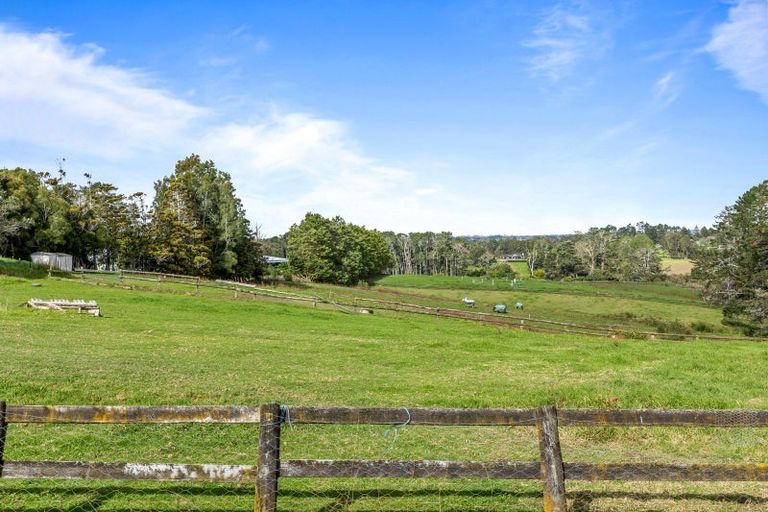 Photo of property in 49 Tawa Road, Kumeu, 0891