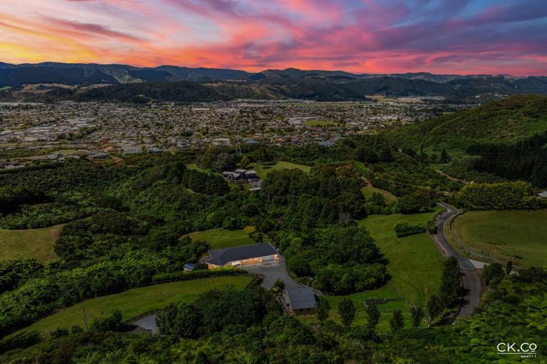 Photo of property in 8a Garrett Place, Riverstone Terraces, Upper Hutt, 5018