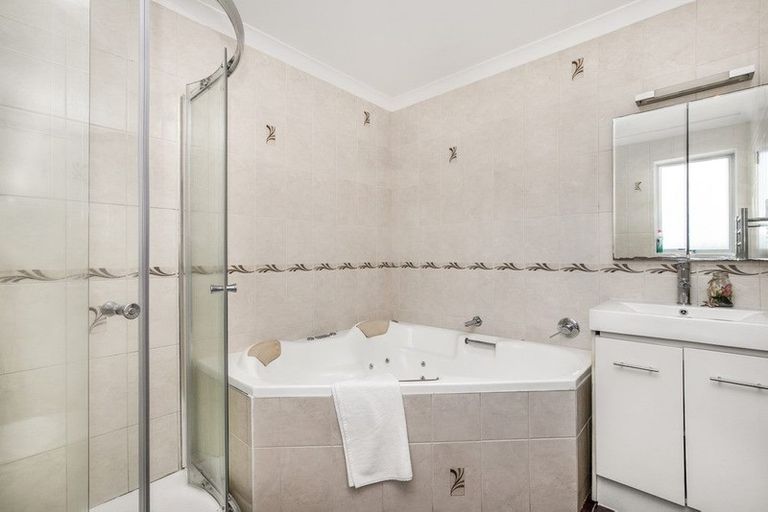 Photo of property in 2 Senator Drive, Manurewa, Auckland, 2105