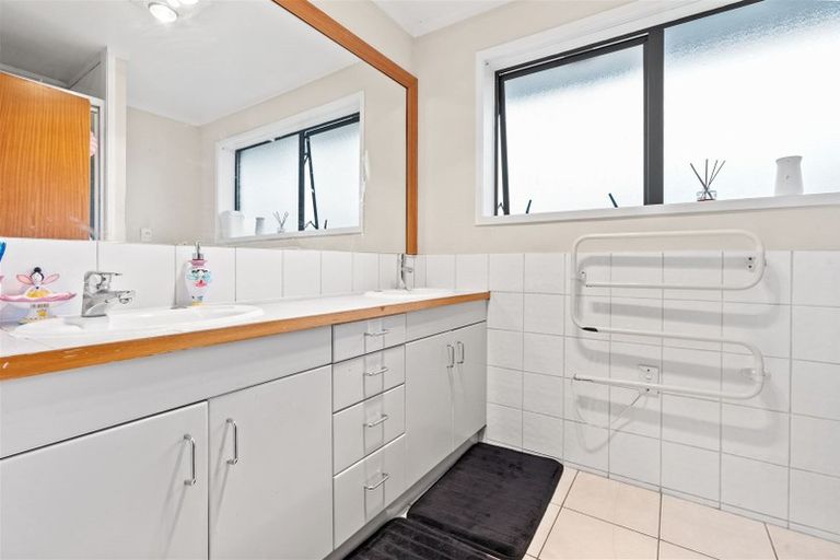 Photo of property in 12 Gloaming Place, Conifer Grove, Takanini, 2112