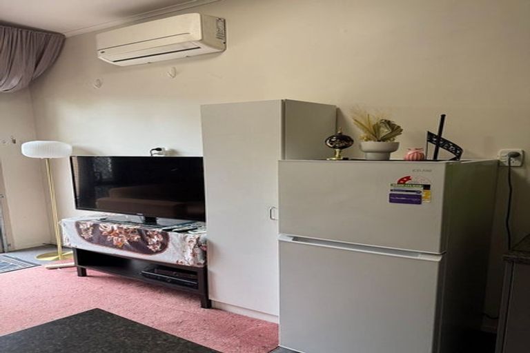 Photo of property in 2 Mediterranean Way, Goodwood Heights, Auckland, 2105