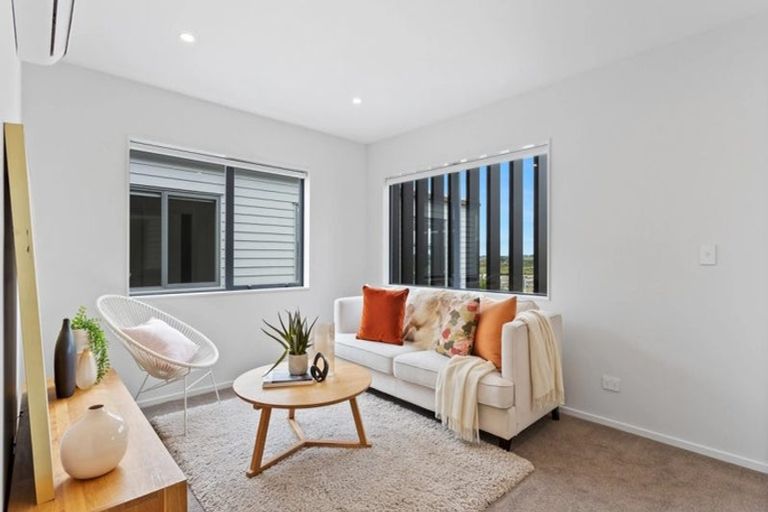 Photo of property in 15 Aquamarine Road, Rosehill, Papakura, 2113