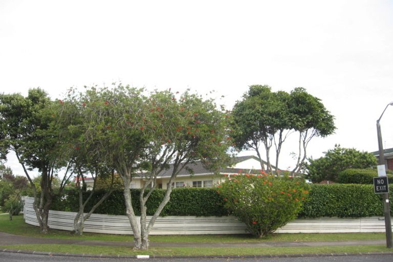 Photo of property in 2 Tupaki Place, Pakuranga Heights, Auckland, 2010