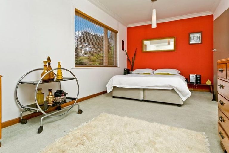 Photo of property in 255 Glenfield Road, Hillcrest, Auckland, 0627