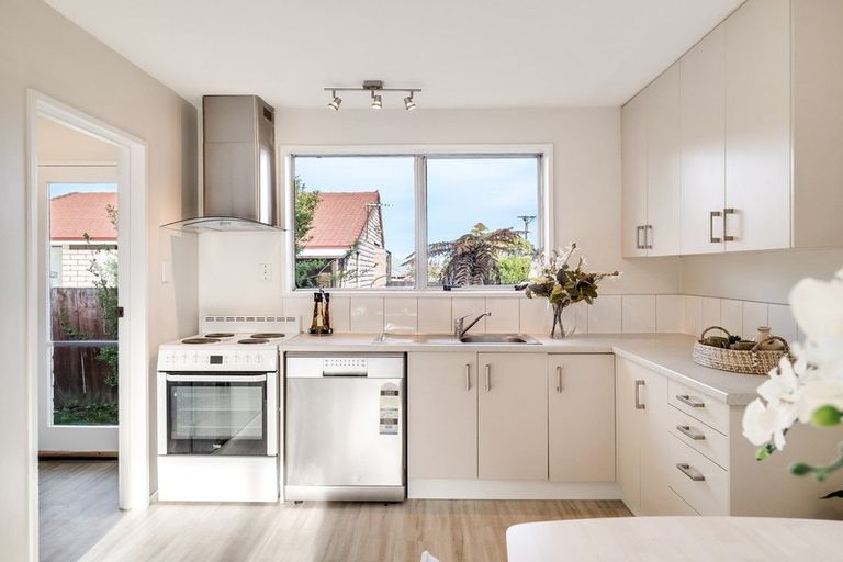 Photo of property in 1/125 Prestons Road, Redwood, Christchurch, 8051