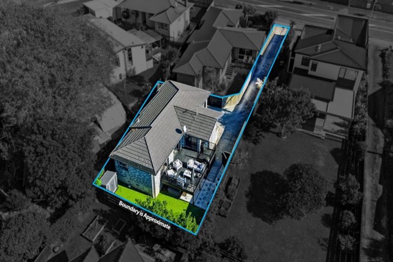 Photo of property in 2/102 Sandspit Road, Shelly Park, Auckland, 2014
