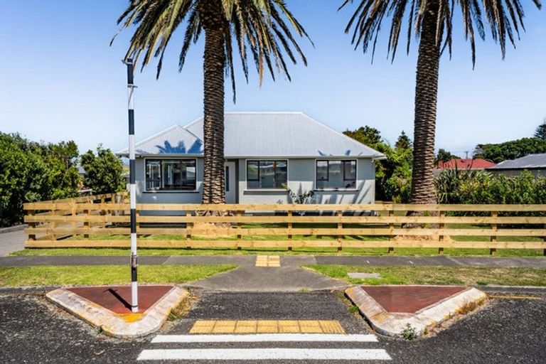 Photo of property in 80 Gisborne Terrace, Opunake, 4616