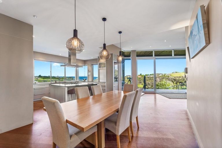 Photo of property in 139 Roberts Road, Matakatia, Whangaparaoa, 0930
