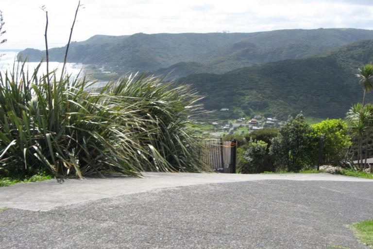 Photo of property in 81 Piha Road, Piha, 0772