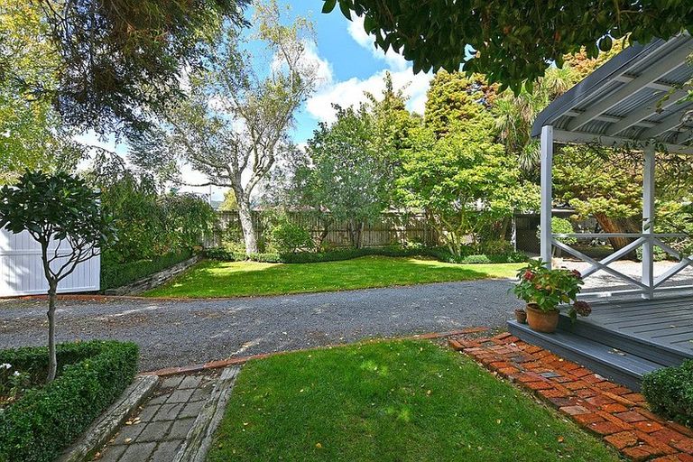 Photo of property in 2 Barton Road, Heretaunga, Upper Hutt, 5018