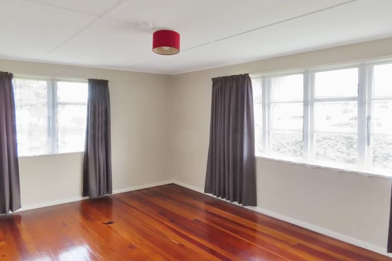 Photo of property in 122 Hewer Crescent, Naenae, Lower Hutt, 5011