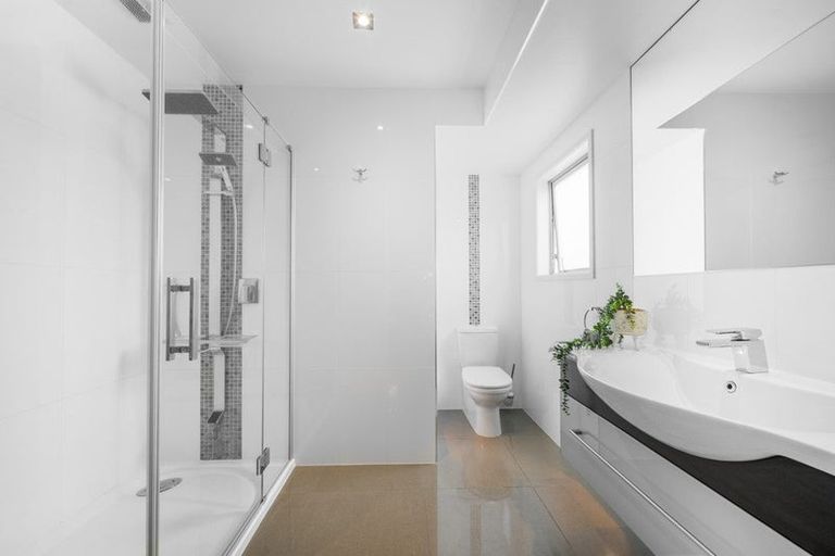 Photo of property in 2/91 Aberdeen Road, Castor Bay, Auckland, 0620