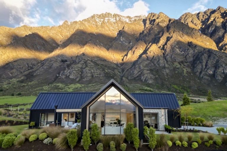 Photo of property in 1 Chimney Lane, Jacks Point, Queenstown, 9371