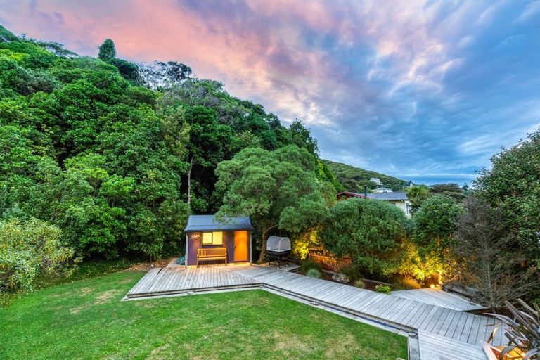 Photo of property in 86 Airlie Road, Plimmerton, Porirua, 5026