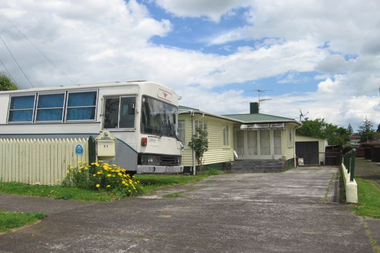 Photo of property in 71 Kenderdine Road, Papatoetoe, Auckland, 2025