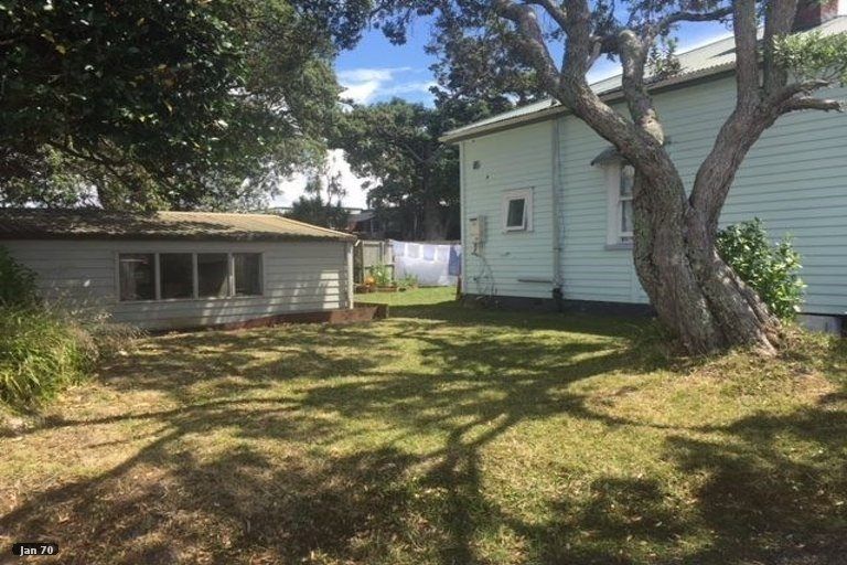 Photo of property in 5 Sampson Lane, Northcote, Auckland, 0627