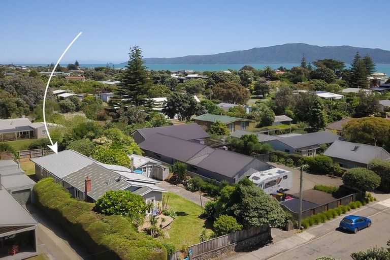 Photo of property in 20 Rauparaha Street, Waikanae Beach, Waikanae, 5036