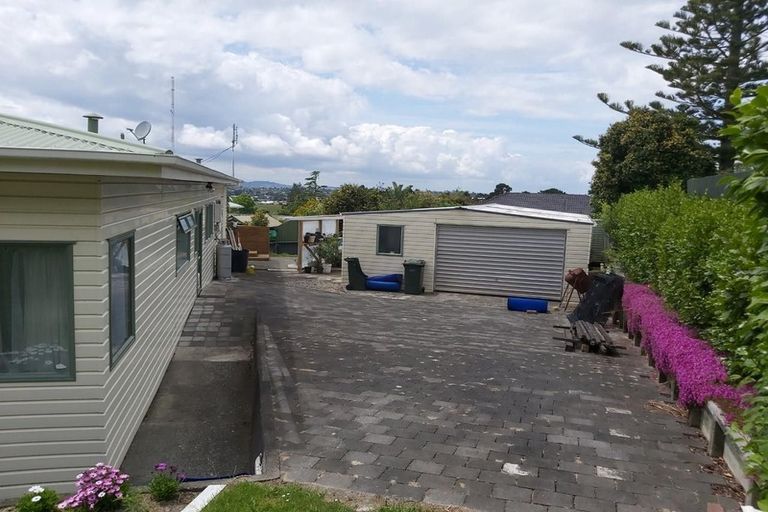 Photo of property in 40 Waimumu Road, Massey, Auckland, 0614