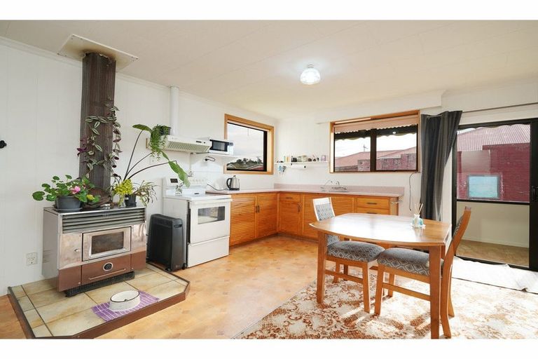 Photo of property in 220 Marine Parade, Bluff, 9814