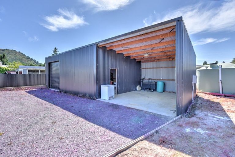 Photo of property in 2 Clifford Street, Clinton, 9534