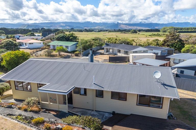 Photo of property in 33 Mountainview Terrace, Otaki Beach, Otaki, 5512