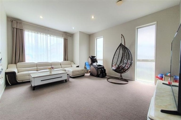 Photo of property in 27 Mulroy Place, Pinehill, Auckland, 0632