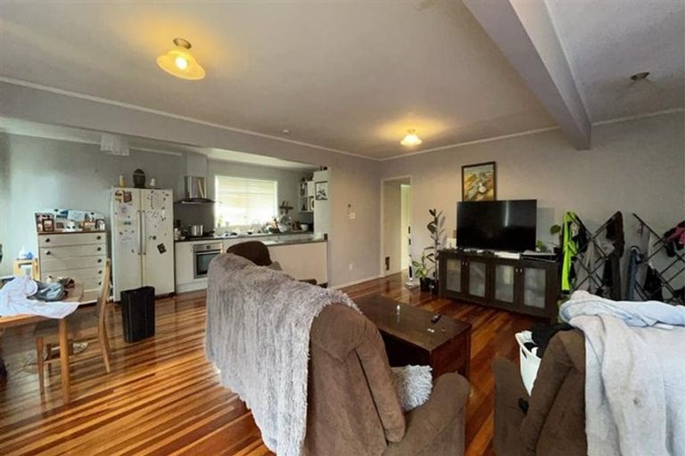 Photo of property in 10 Thomas Avenue, Te Atatu Peninsula, Auckland, 0610