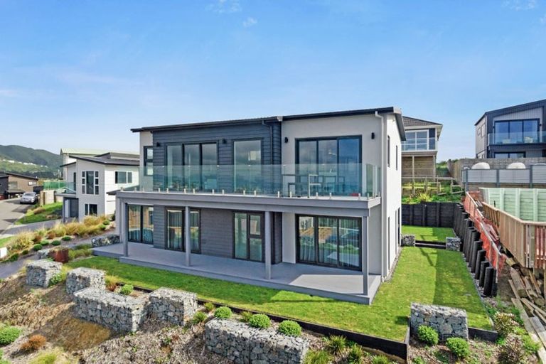 Photo of property in 5 Cessna Way, Newlands, Wellington, 6037