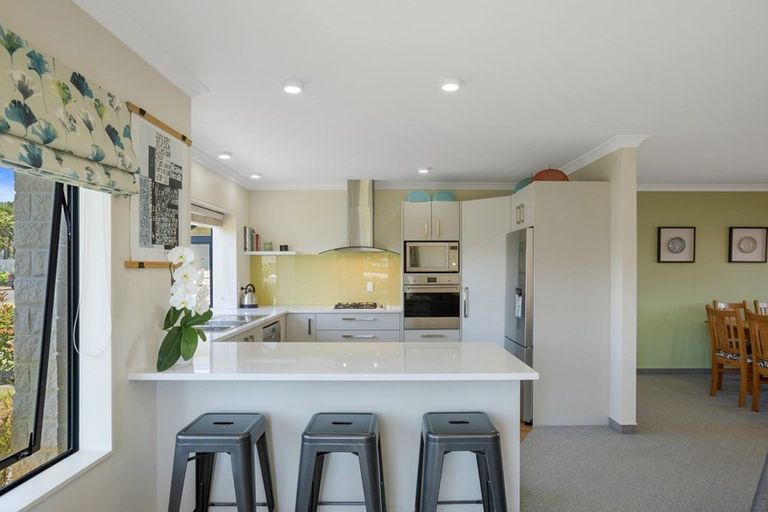 Photo of property in 10 Quadrant Heights, Paraparaumu, 5032