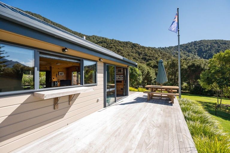 Photo of property in 2 Worlds End Road, Tennyson Inlet, 7195