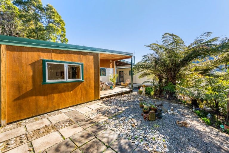 Photo of property in 826 Queen Charlotte Drive, Havelock, Picton, 7281