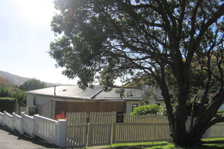 Photo of property in 4 Mahoe Street, Tawa, Wellington, 5028