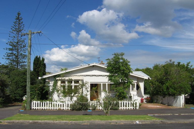 Photo of property in 18 William Bond Street, Stanley Point, Auckland, 0624
