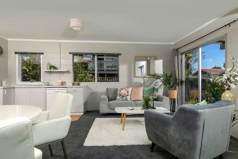 Photo of property in 7 Seabar Place, Glen Eden, Auckland, 0602