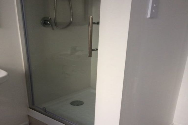 Photo of property in 2 Easton Park Parade, Glenfield, Auckland, 0629