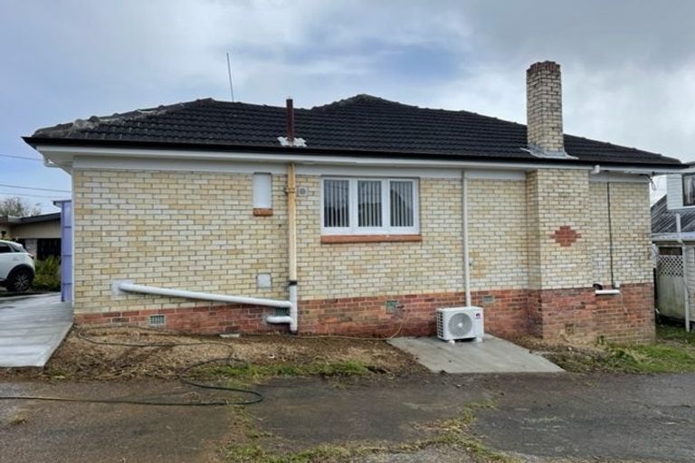 Photo of property in 1/22 Cliff View Drive, Green Bay, Auckland, 0604