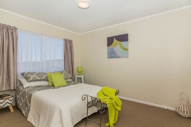 Photo of property in 9 Chetwode Grove, Newlands, Wellington, 6037