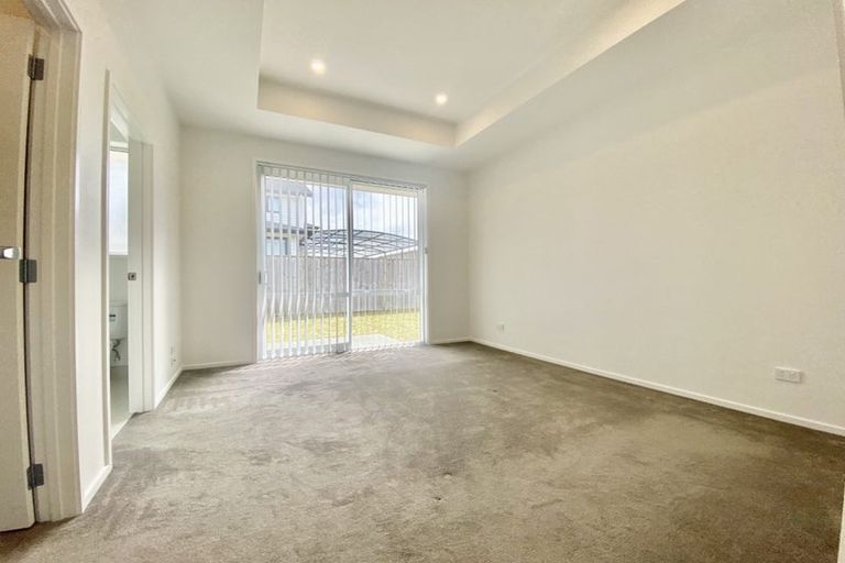 Photo of property in 71 Hayfield Way, Karaka, Papakura, 2113