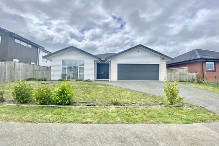 Photo of property in 71 Hayfield Way, Karaka, Papakura, 2113